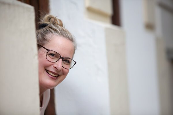 Susanne Wolk Feldenkrais-Lehrerin in Berlin Mitte schaut aus der Tür