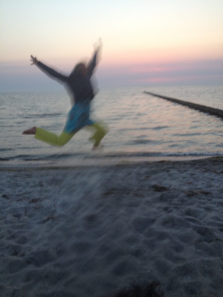 Eine Person springt freudig in die Luft und ist beweglich und frei